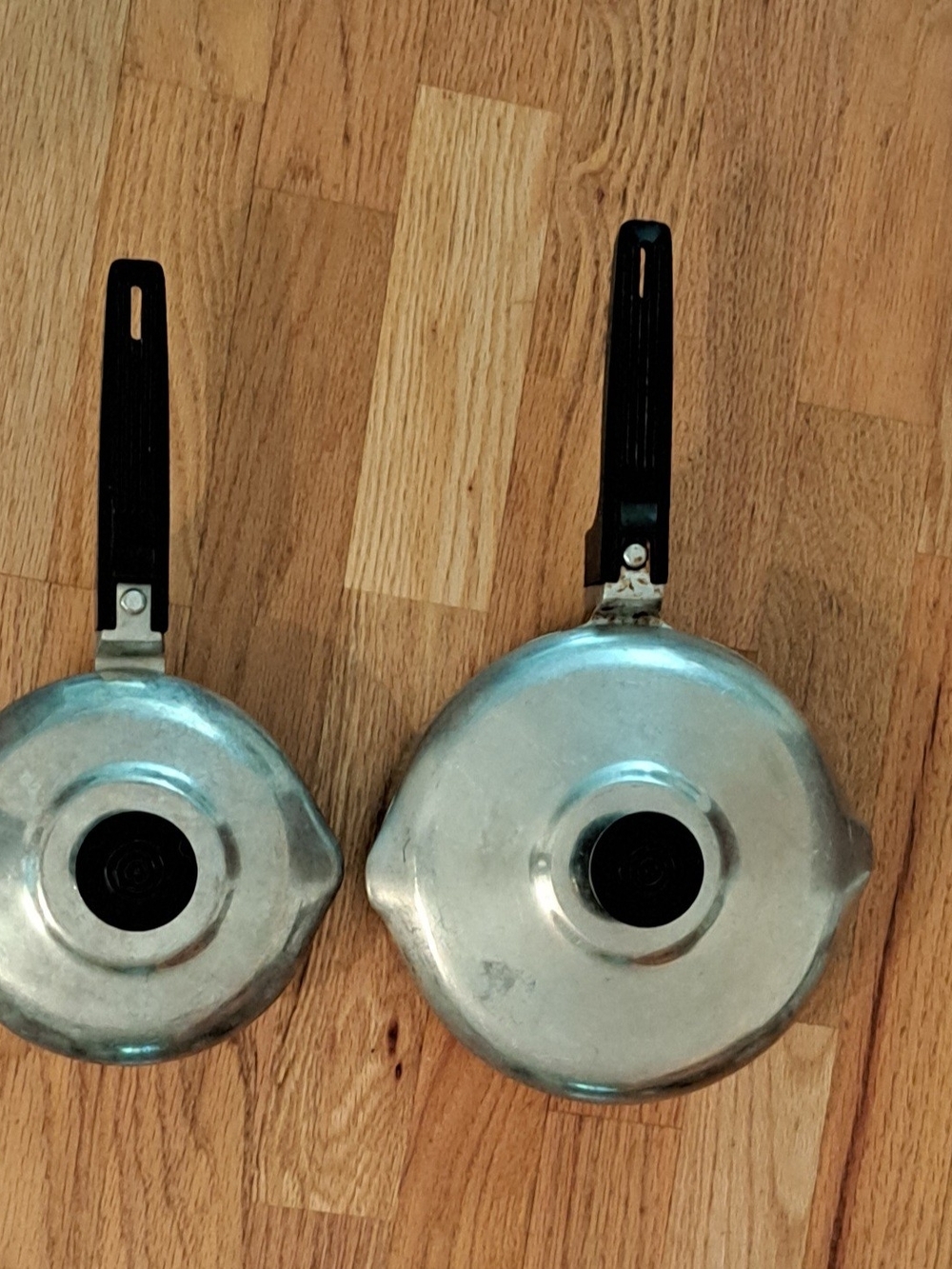 Silver Aluminum Stovetop Saucepan with Lid - Silver - Picture 2 of 5